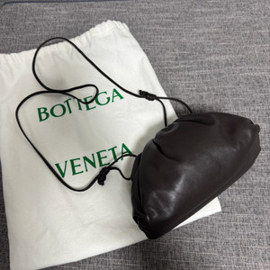 보테가 베네타 미니파우치 만두백