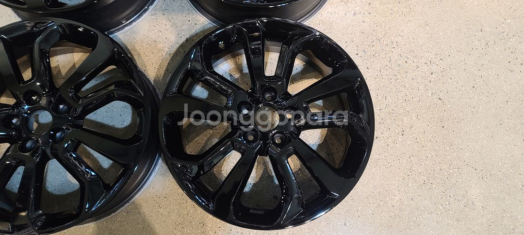 티볼리 유광블랙 18인치 순정휠 대품판매20만원--1