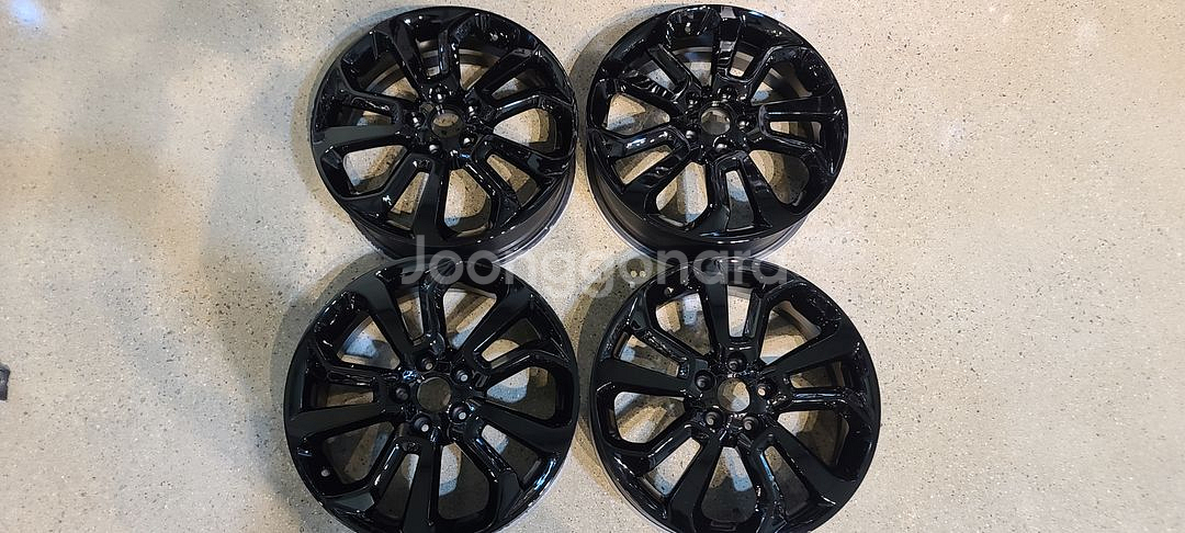 티볼리 유광블랙 18인치 순정휠 대품판매20만원--3