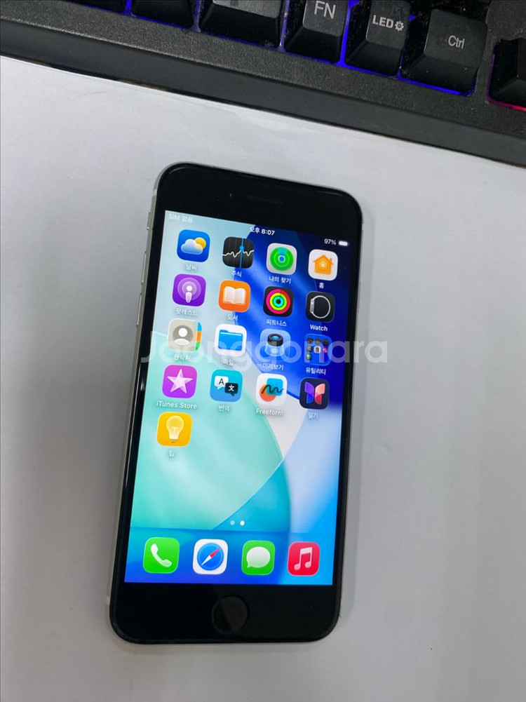 아이폰SE2 화이트 액정SS급 64GB 배터리92%--1