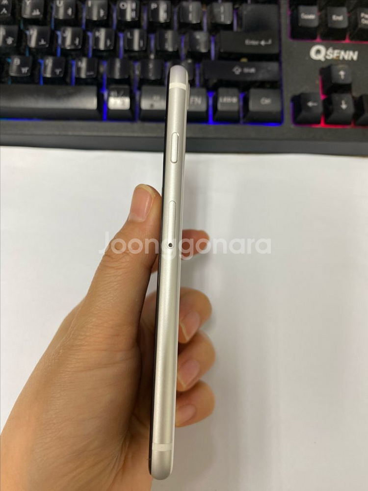 아이폰SE2 화이트 액정SS급 64GB 배터리92%--5