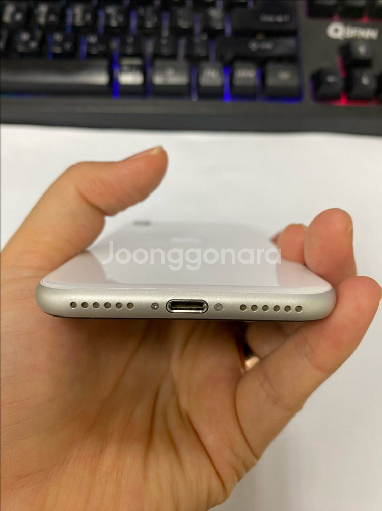 아이폰SE2 화이트 액정SS급 64GB 배터리92%--6