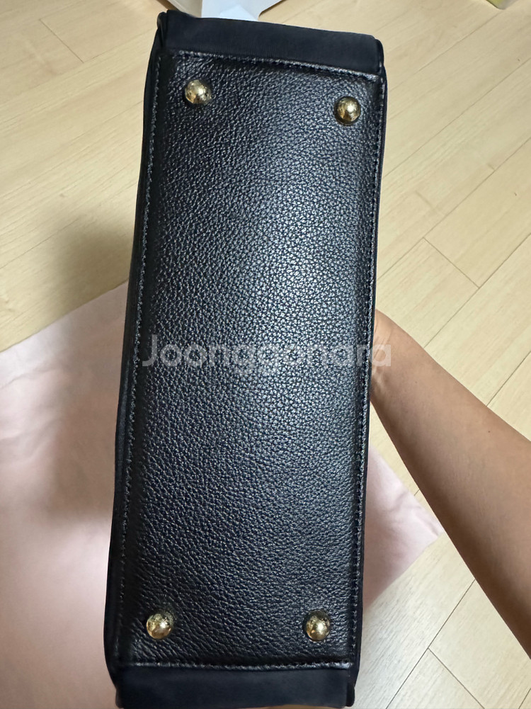 봉긋 하프문 가방 금장 프라다천 재질--1