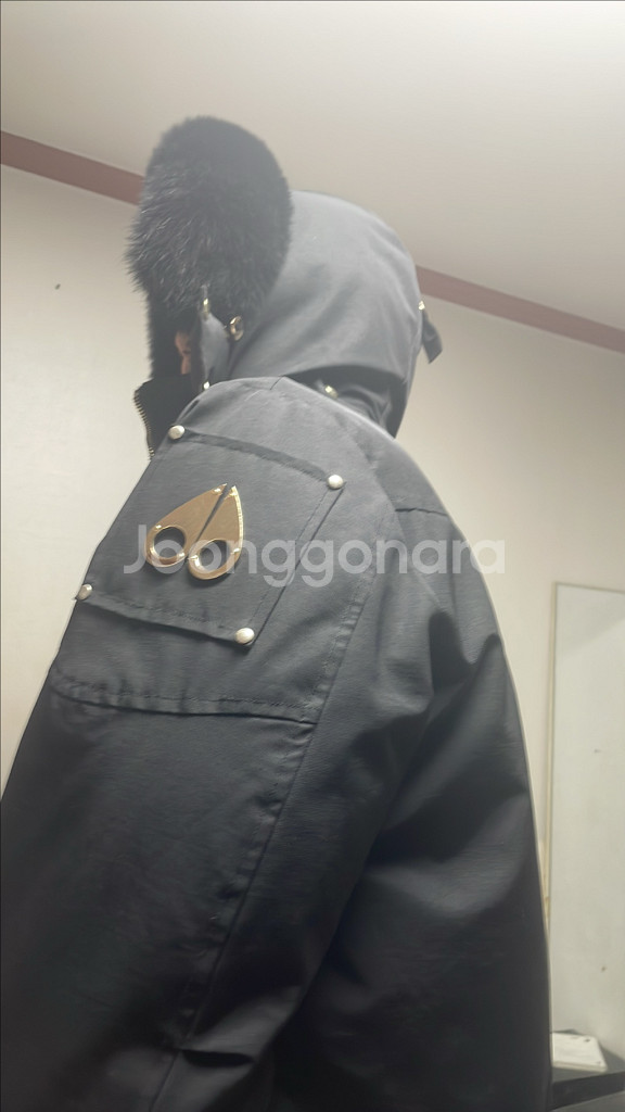 무스너클 금장 패딩--1