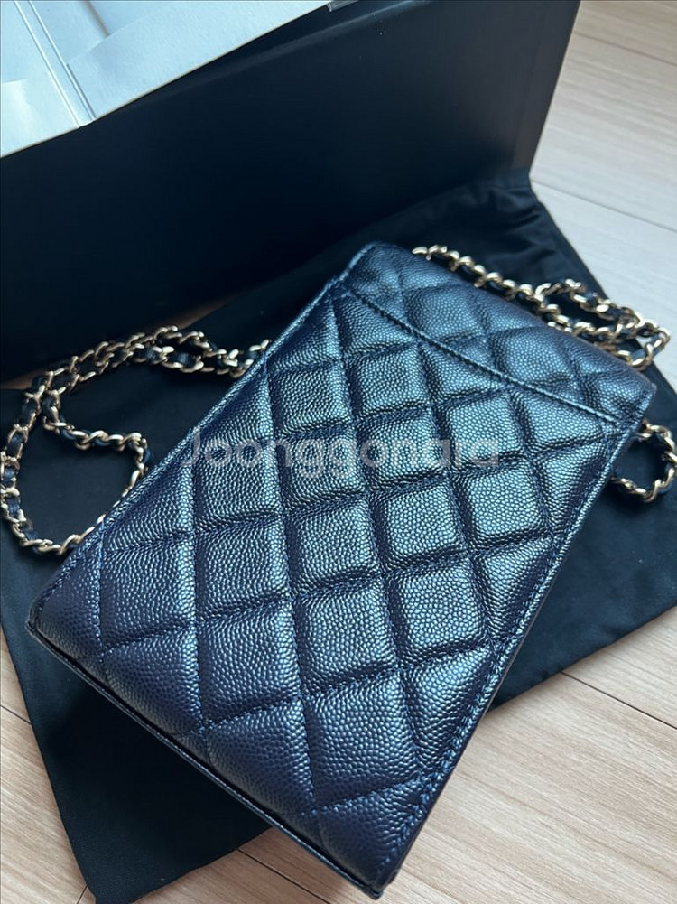 샤넬 클래식 턴락 CC 폰홀더백 캐비어 다크네이비--1