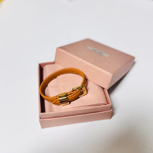 미우미우 가죽 팔찌 xs