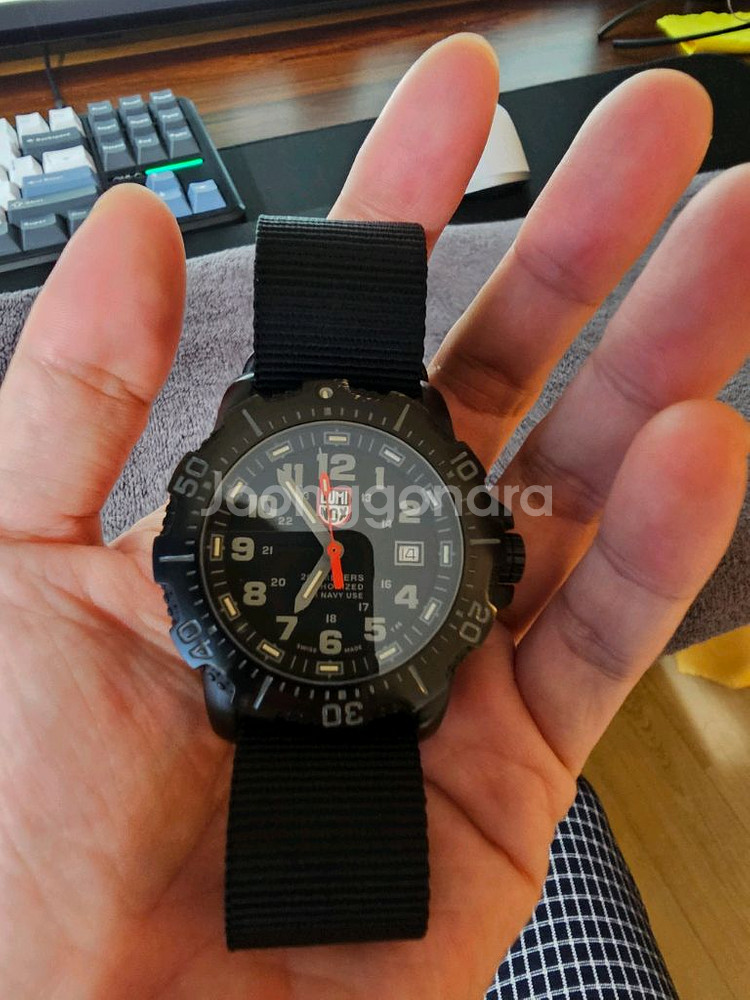 루미녹스 4220 시계 팝니다--2