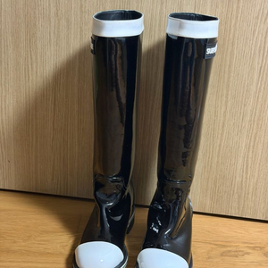 슈콤마보니 에나멜 롱부츠. 240mm. 37사이즈.