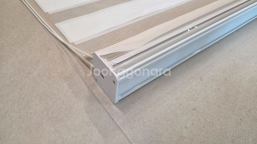 덱스터 롤스크린 블라인드. 화이트 콤비 2개--1