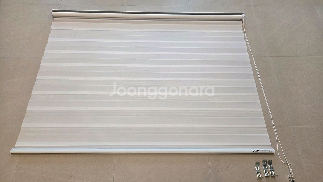 덱스터 롤스크린 블라인드. 화이트 콤비 2개--5