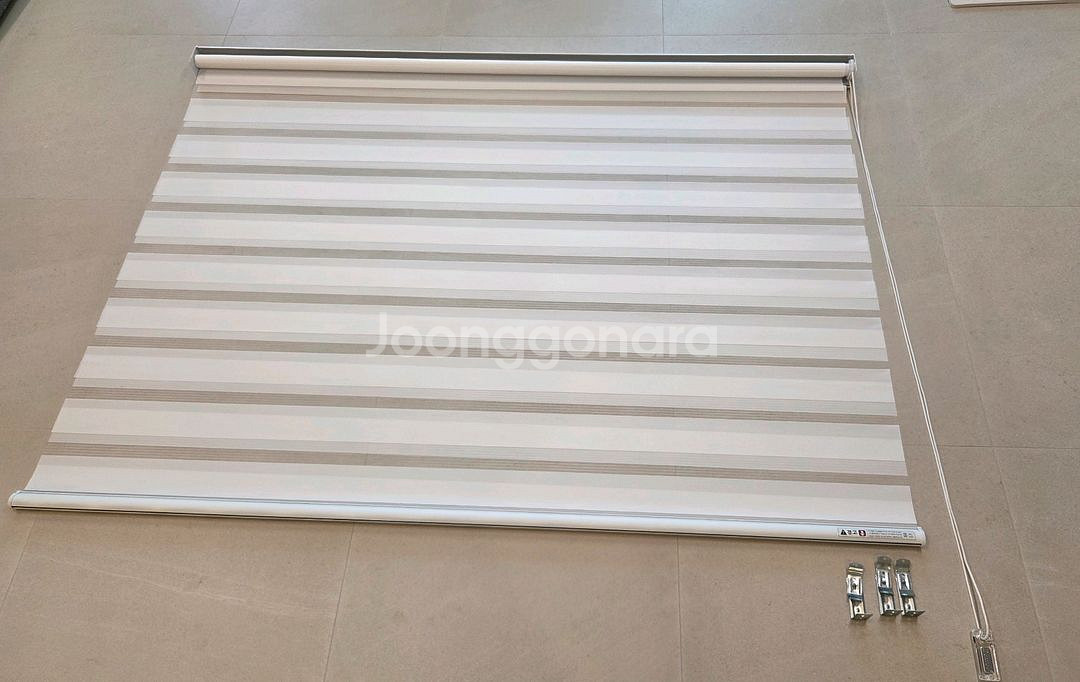 덱스터 롤스크린 블라인드. 화이트 콤비 2개--7