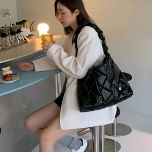 로사케이 누볼라 퀼팅 숄더백 패딩백 구름백 : 블랙