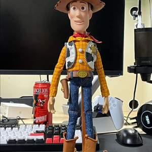 토이스토리 우디 인형 판매합니다.