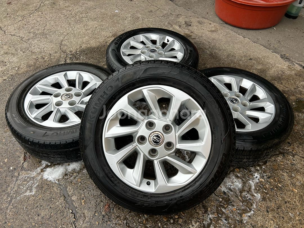 코란도 투리스모 순정 17인치 휠타이어--0