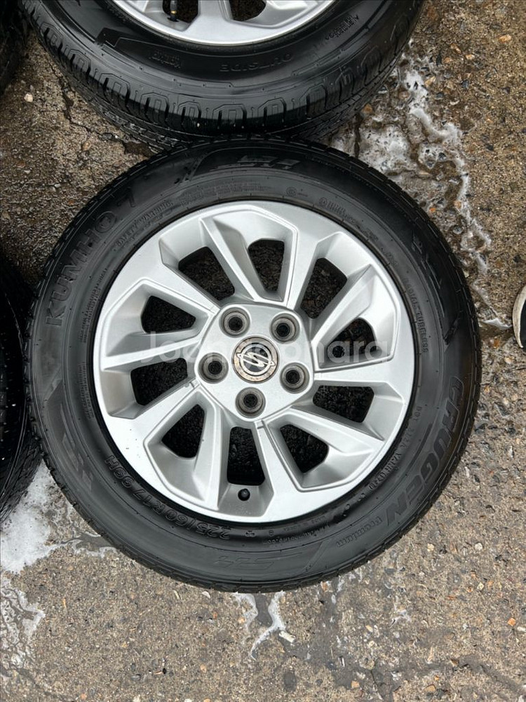 코란도 투리스모 순정 17인치 휠타이어--4