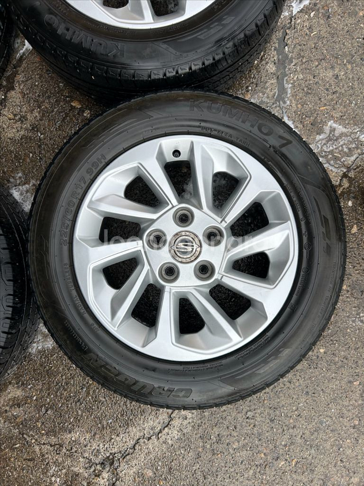 코란도 투리스모 순정 17인치 휠타이어--5