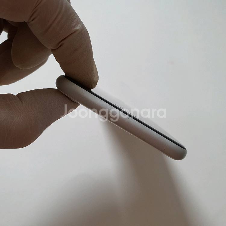 아이폰 SE2 128GB A-급 깔끔 정상해지--2