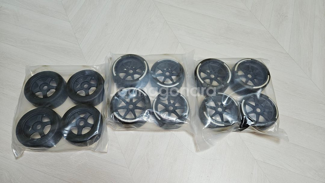 아르마 인프랙션 펠로니 리밋트리스 타이어 팝니다.--0