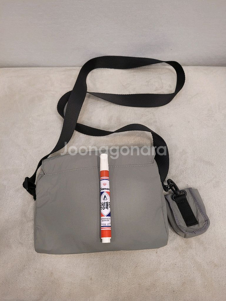 거의새거) 탑텐 남여공용 회색 크로스백--1