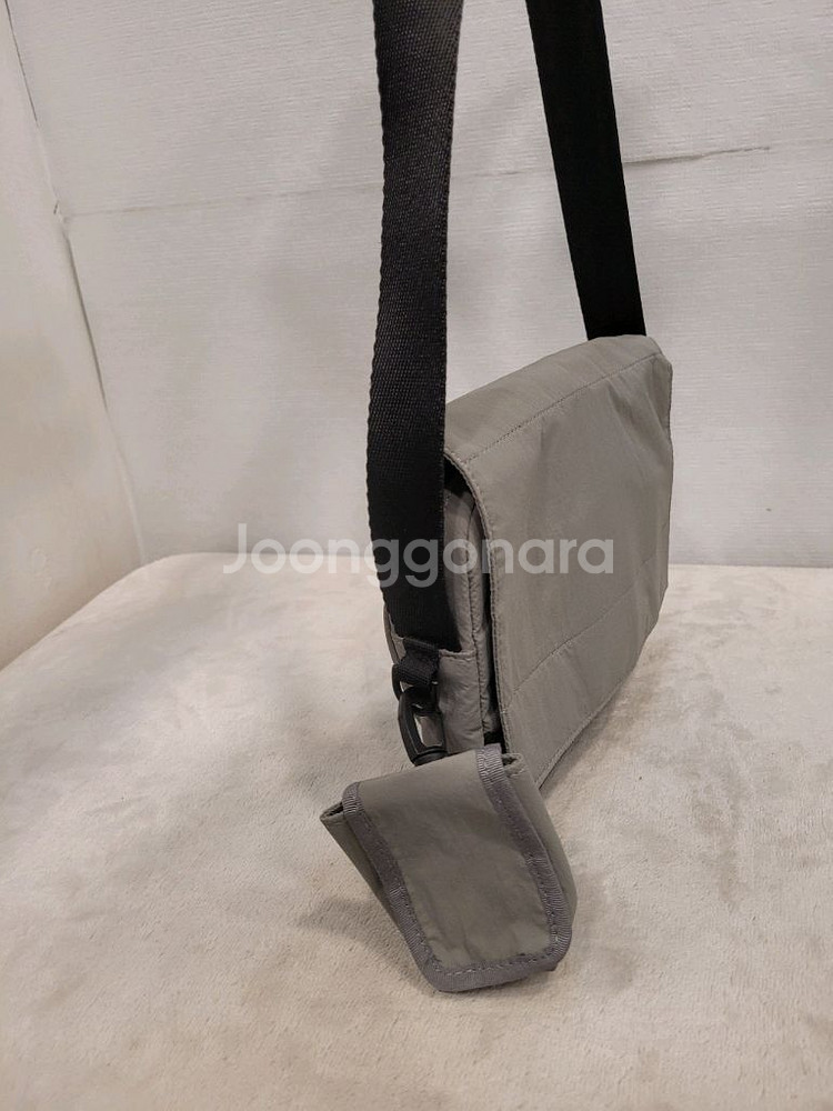 거의새거) 탑텐 남여공용 회색 크로스백--2