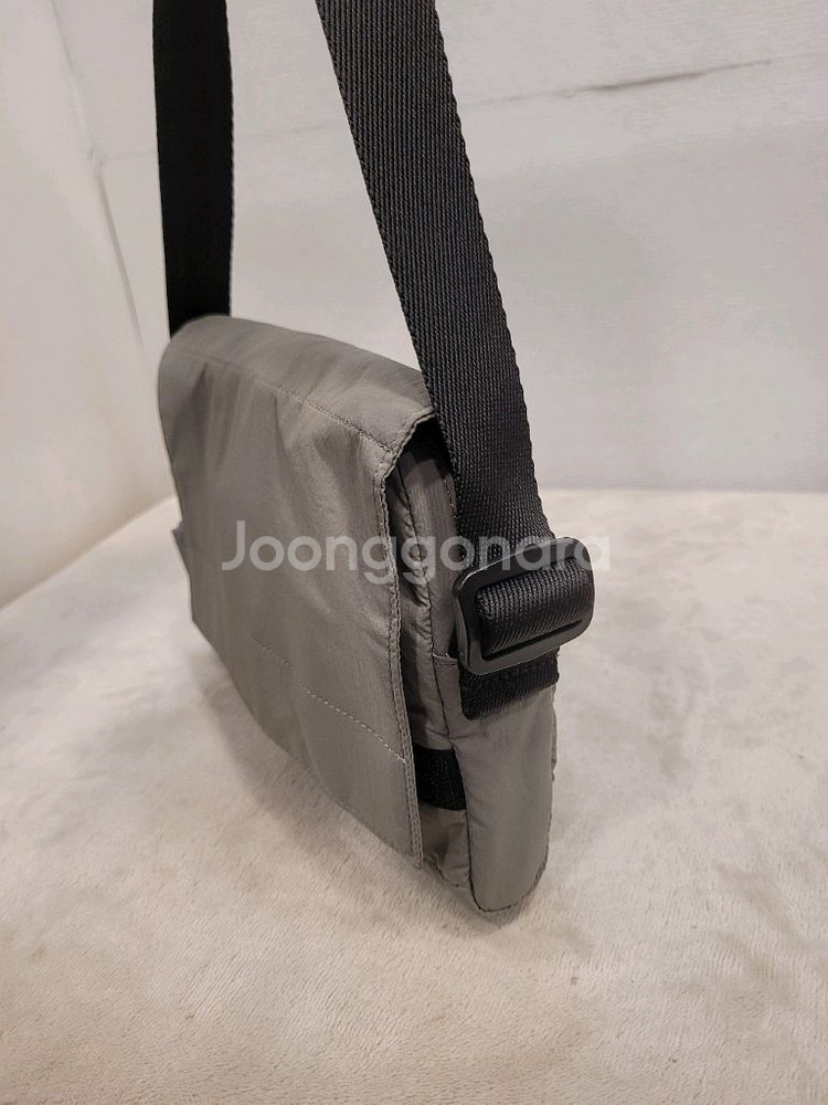 거의새거) 탑텐 남여공용 회색 크로스백--3