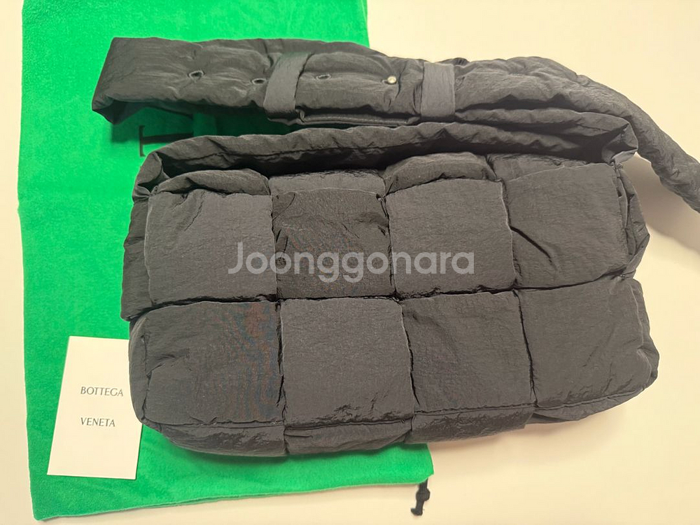 보테가 베네타 패디드 테크 카세트 백 블랙--3