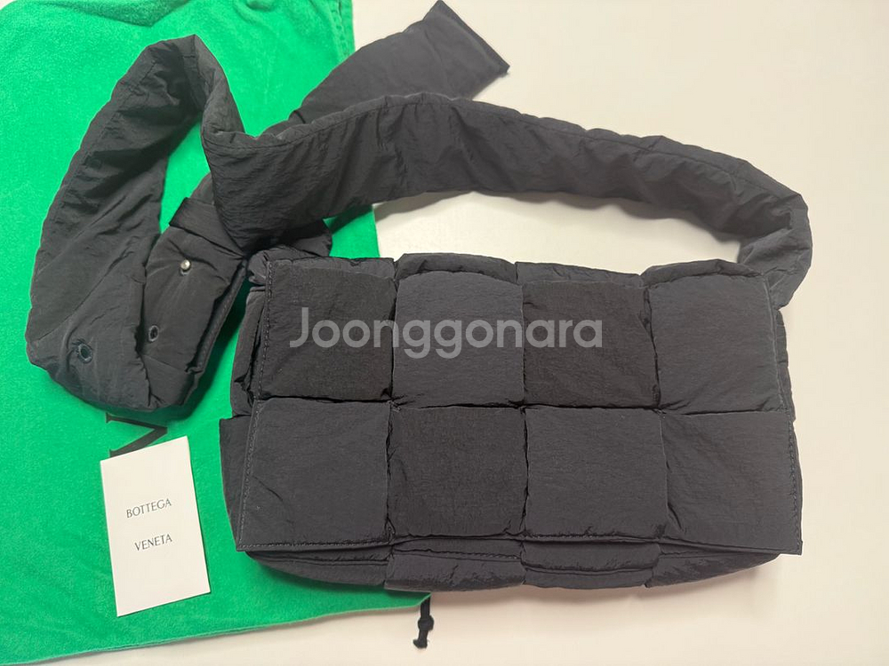 보테가 베네타 패디드 테크 카세트 백 블랙--0