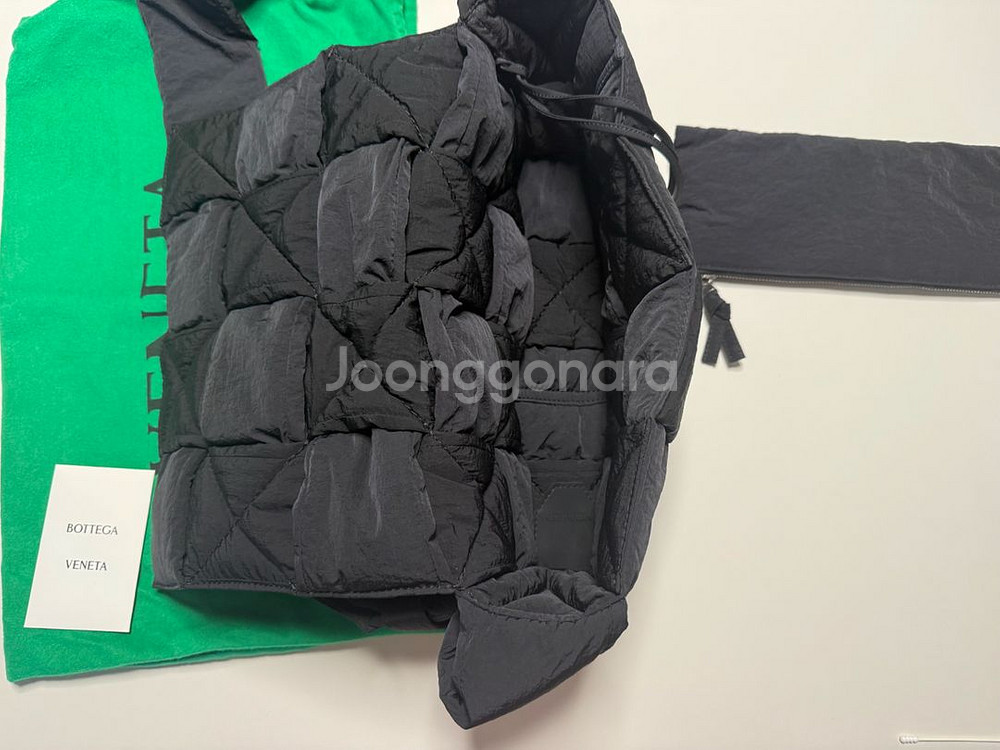보테가 베네타 패디드 테크 카세트 백 블랙--2