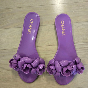샤넬 카멜리아 젤리샌들 라벤더 37사이즈
