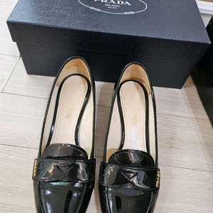 프라다 여성 가죽 에나멜 구두 35.5사이즈 팝니다