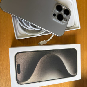 아이폰 15프로 512 네추럴 실버 자급제폰 팝니다.