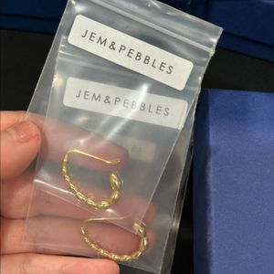 젬앤페블스 골든리즈 이어링 판매합니다