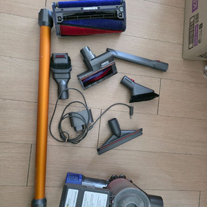 다이슨 v8 청소기 팝니다.