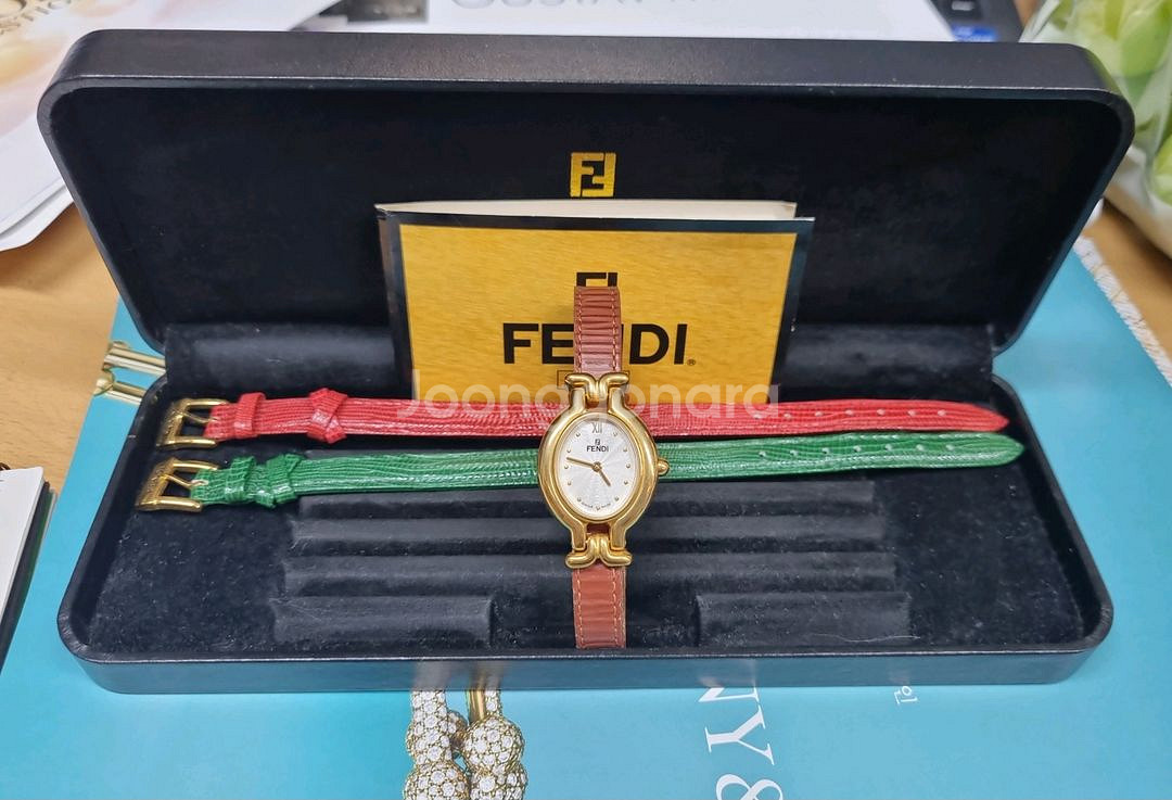 정품 펜디 체인지 벨트 여자시계--2