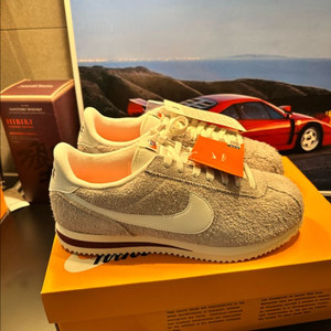 [250] 나이키 코르테즈 SE 컬리지 그레이 HF3142-001