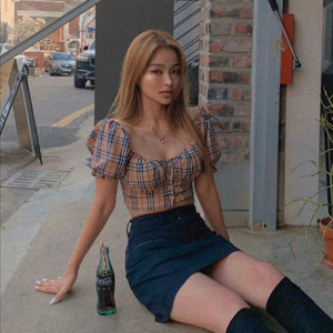 룩앳민 체크 퍼프 블라우스