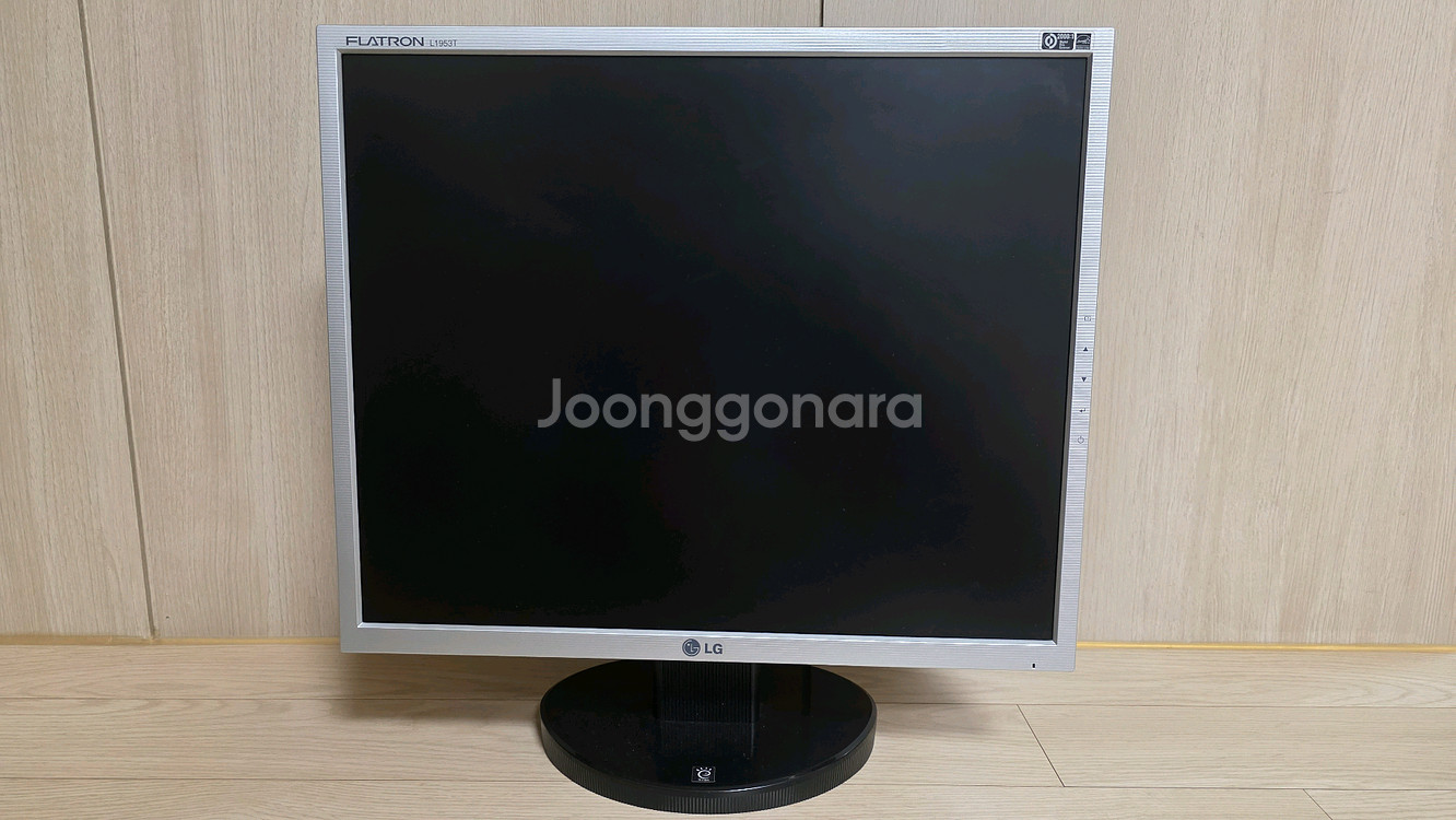 LG 19인치 평면 모니터 판매합니다(전원선 포함)--0