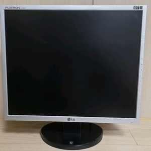 LG 19인치 평면 모니터 판매합니다(전원선 포함)