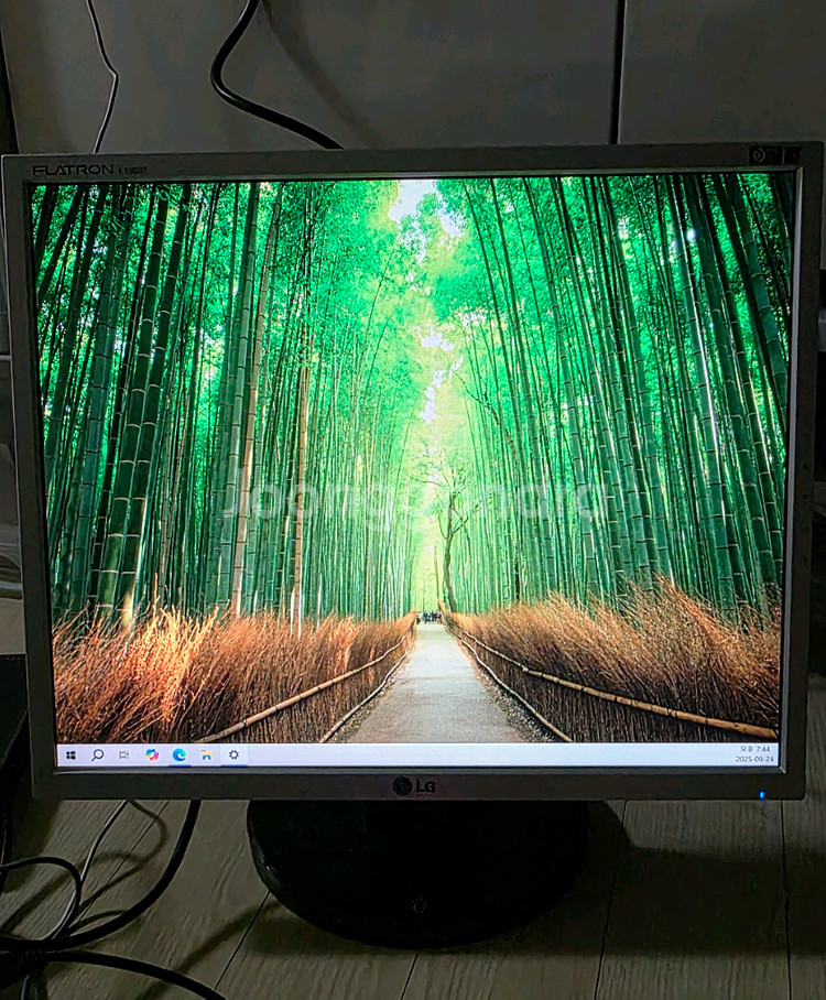 LG 19인치 평면 모니터 판매합니다(전원선 포함)--2