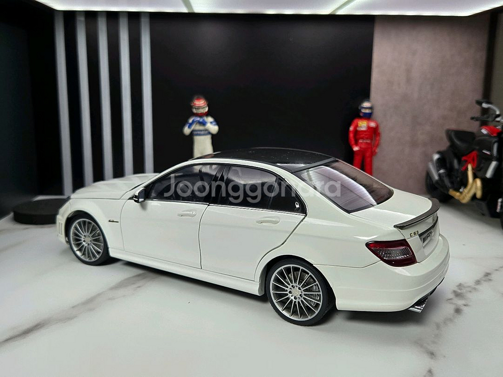 1:18 오토아트 c63 팝니다.--1