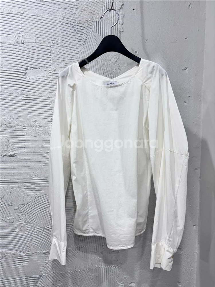 더베이지스 볼륨소매 블라우스--0