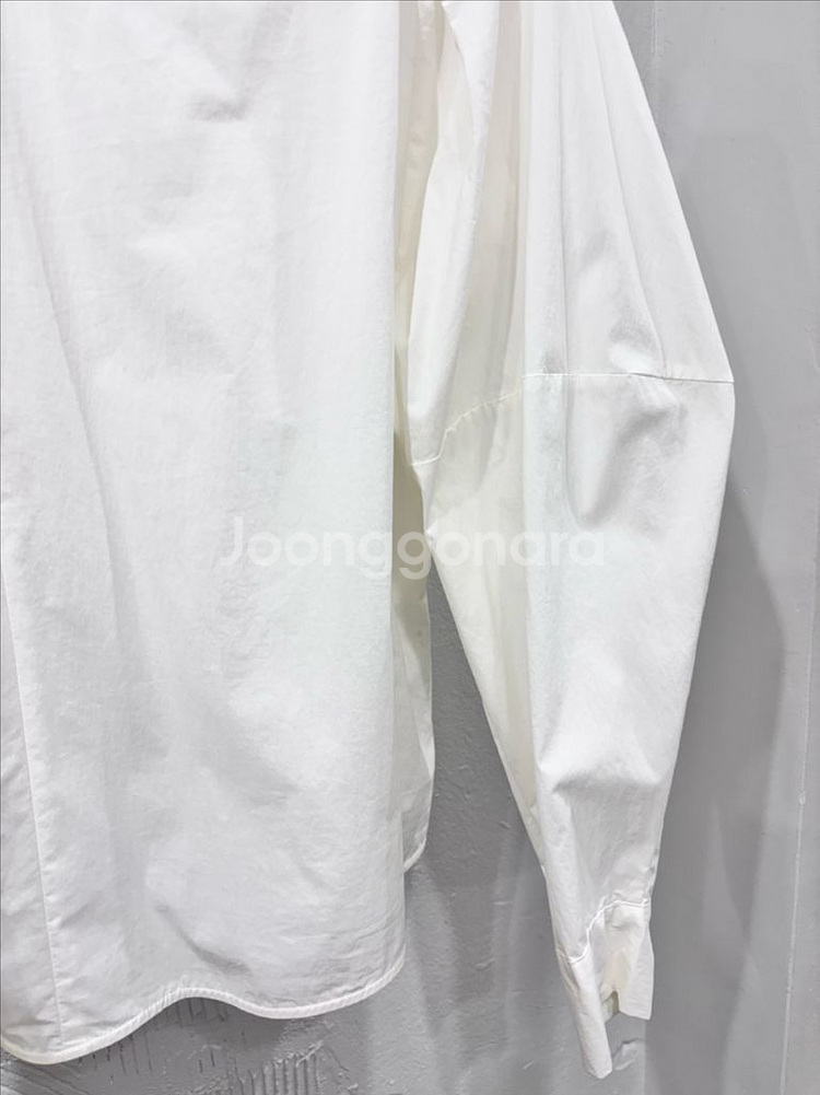 더베이지스 볼륨소매 블라우스--4