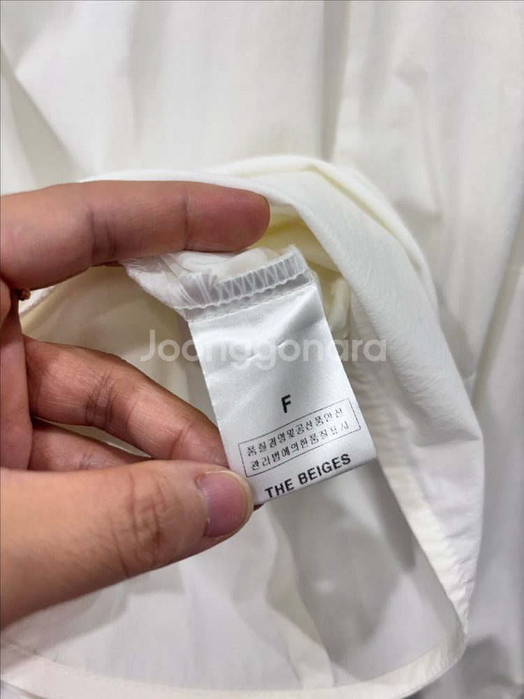 더베이지스 볼륨소매 블라우스--5