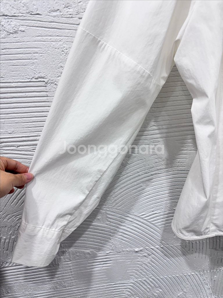 더베이지스 볼륨소매 블라우스--3