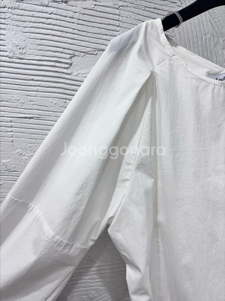 더베이지스 볼륨소매 블라우스--2