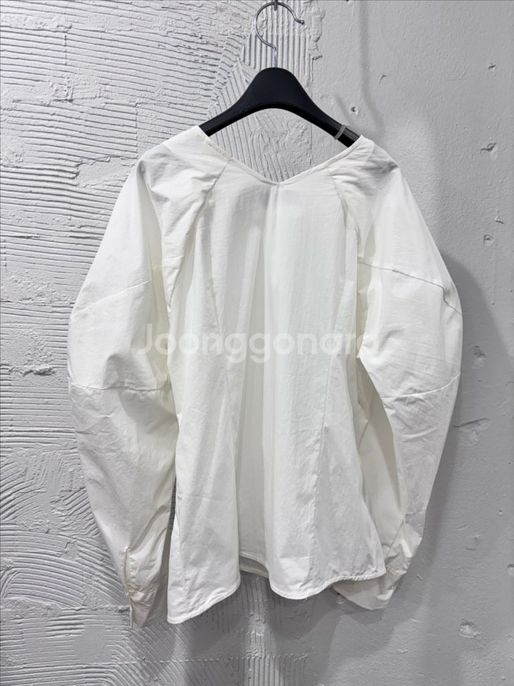 더베이지스 볼륨소매 블라우스--7