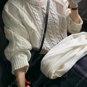 위드아웃썸머 rovert knit 꽈배기 니트 아이보리