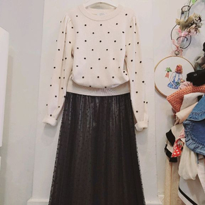 앤아더스토리즈 퍼프도트 니트. 오즈세컨 샤 스커트