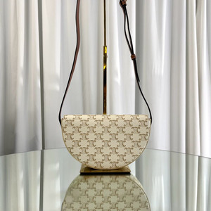 [새상품급]셀린느 트리옹프 퀴르 베사체