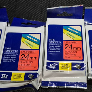 브라더 정품 라벨테이프 24mm 빨강바탕 / 검은색글씨